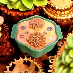 Hand Crafted , Wicked Worthy Wax, Holly Gears 9 oz candle